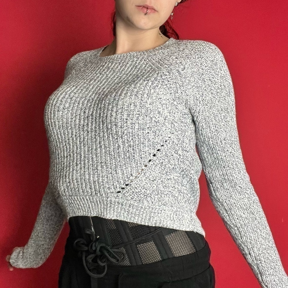 Knit grey crop sweater 🖤🤍​​​​​​​​​​​​​​​​​​​​​​​​​